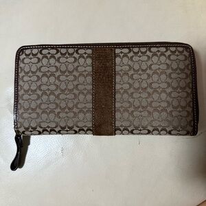 Classic Coach Brown Logo Zip Wallet